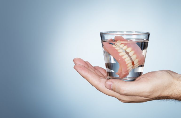 Pflege von Zahnprothesen